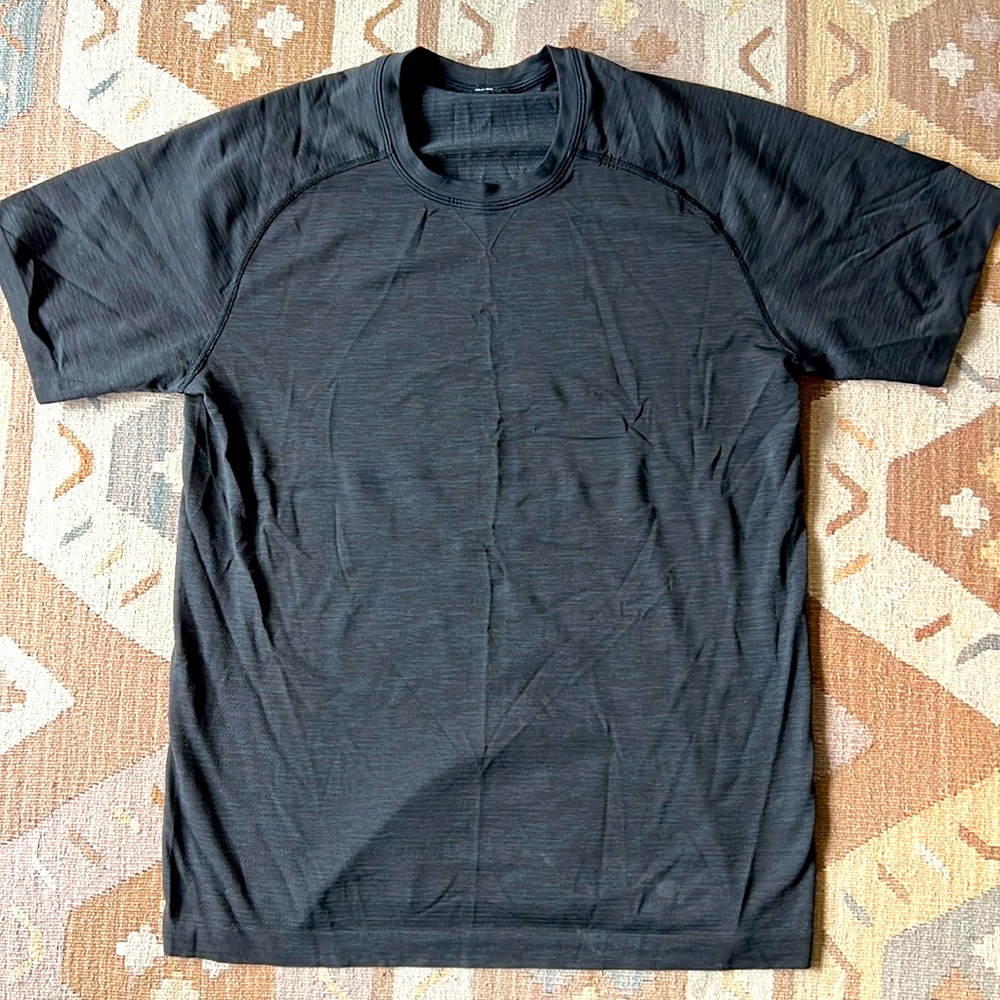 Lululemon mens metal vent tech short sleeve shirt - Size M